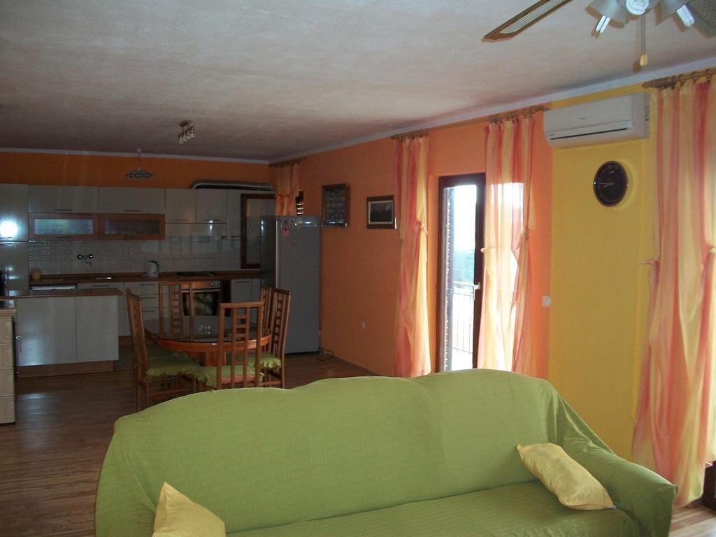 Apartment Luka โตรกีร์ ภายนอก รูปภาพ