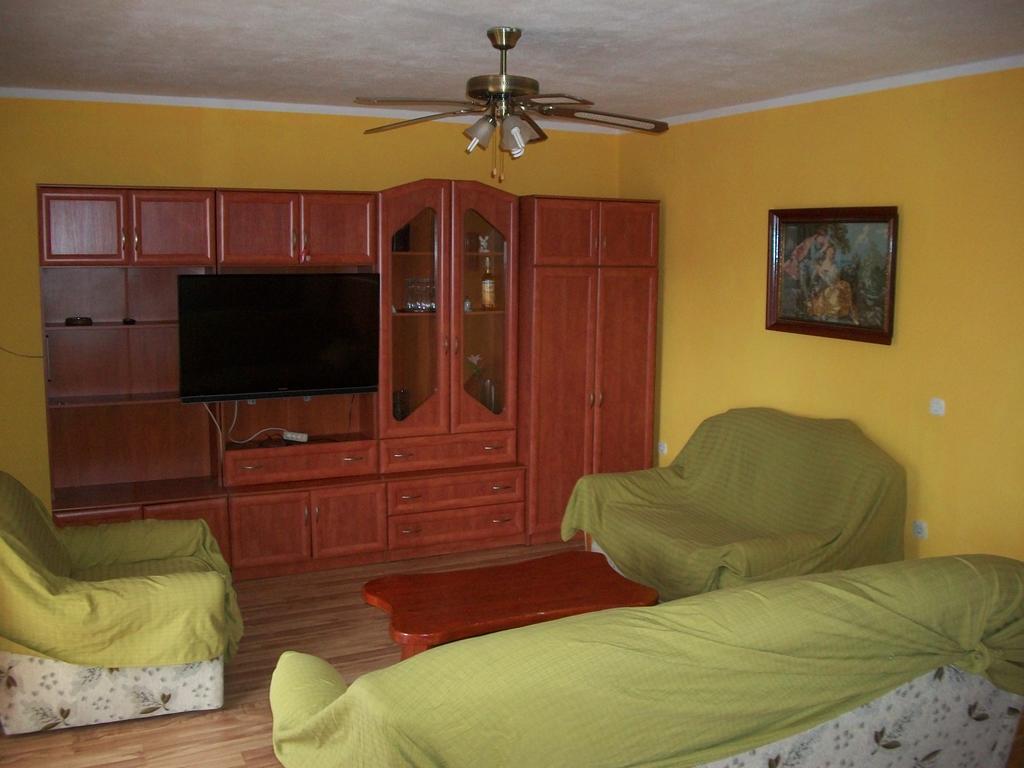 Apartment Luka โตรกีร์ ภายนอก รูปภาพ
