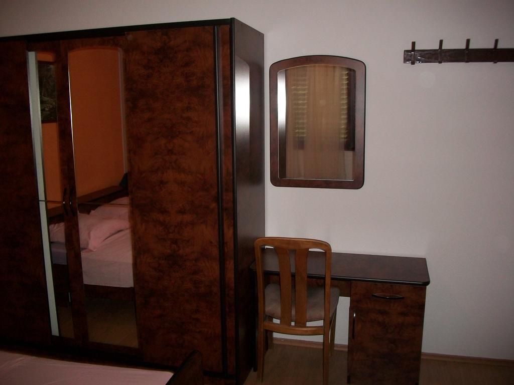 Apartment Luka โตรกีร์ ภายนอก รูปภาพ