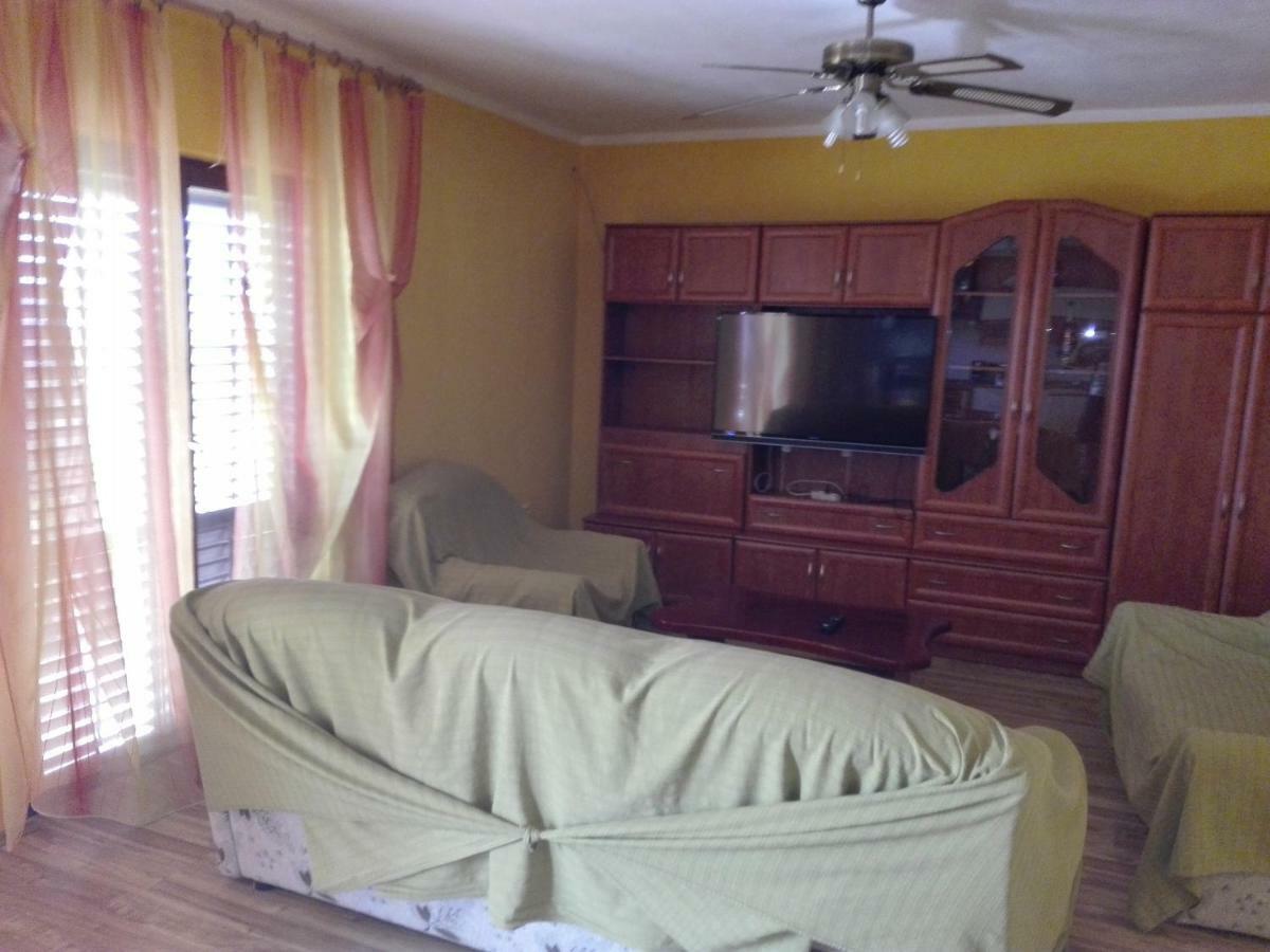 Apartment Luka โตรกีร์ ภายนอก รูปภาพ