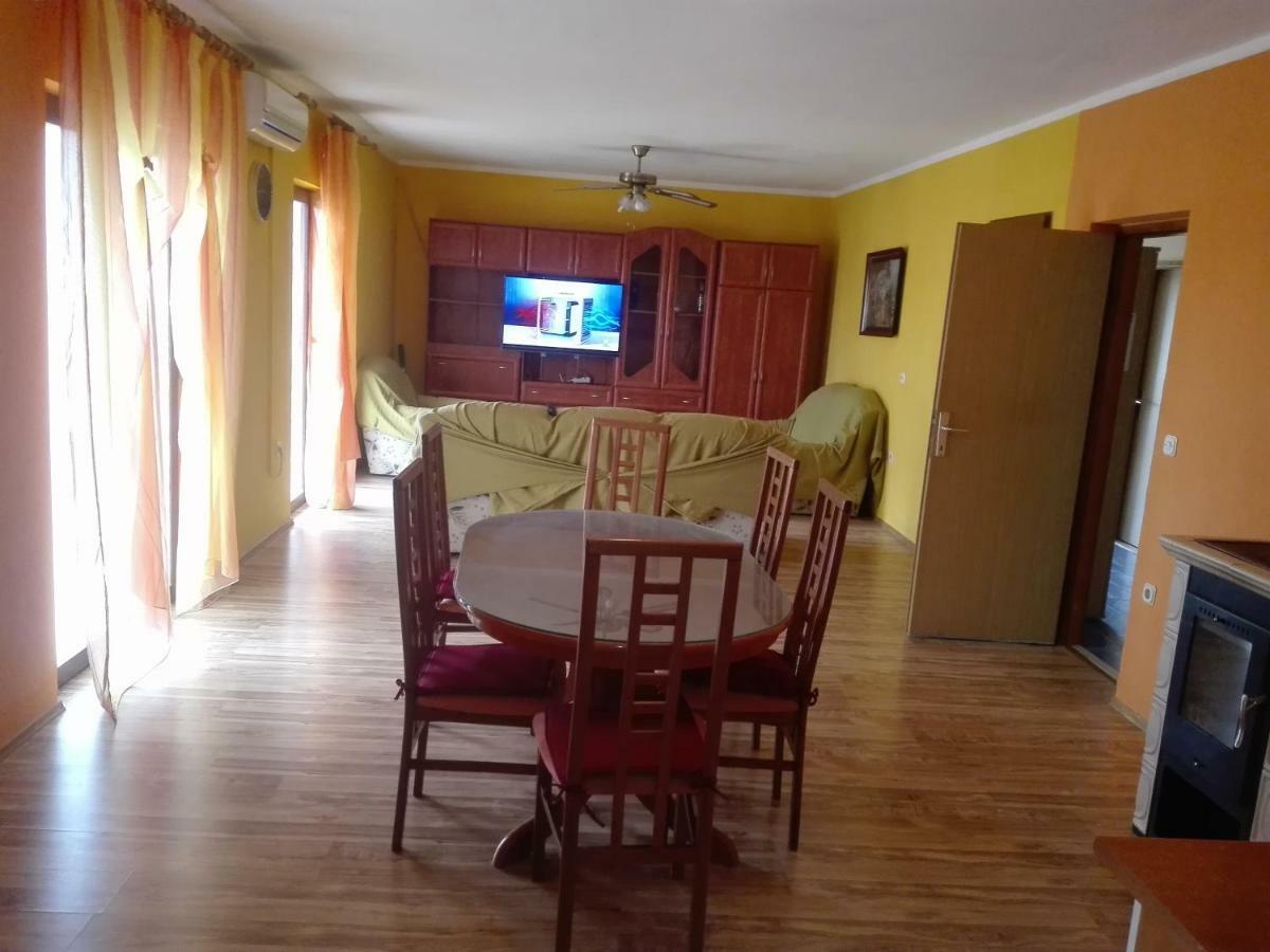 Apartment Luka โตรกีร์ ภายนอก รูปภาพ