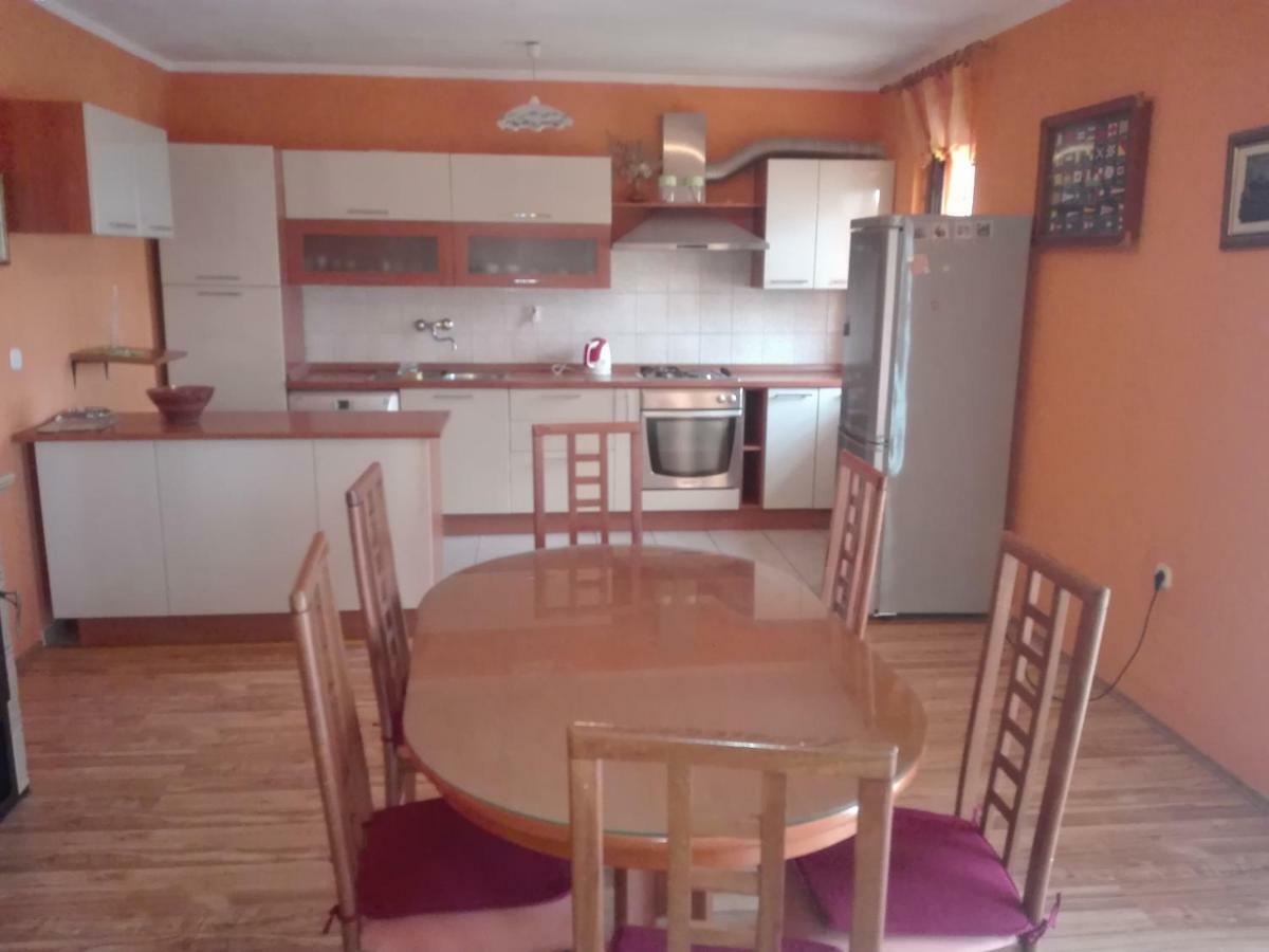 Apartment Luka โตรกีร์ ภายนอก รูปภาพ